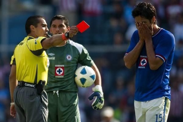 球打到裁判进入球门算不算进球?