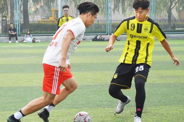 法学院开展足球比赛